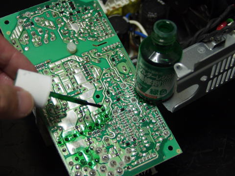 電源ユニットコンデンサー交換修理　基板保護薬品塗布
