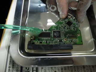 基板洗浄・火災で燃えたハードディスク 基板洗浄・火災で燃えたハードディスク