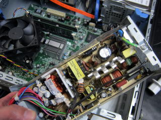 パソコンは電子部品の塊です パソコンは電子部品の塊です