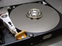 物理障害ハードディスクは高額データ復旧費用がかかります。