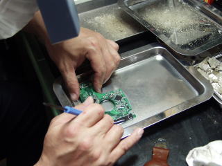 基板洗浄状況 水没ハードディスク データ復旧作業 基板洗浄状況 水没ハードディスク データ復旧作業