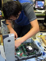 DELL PC修理 PC分解中の岩田技師 DELL PC修理 PC分解中の岩田技師