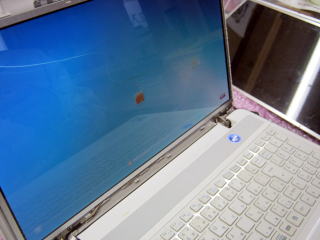 LIFEBOOK AH42/Gの液晶パネル交換修理