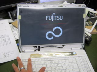 FMV-BIBLO NF/E40の液晶パネル交換修理 FMV-BIBLO NF/E40の液晶パネル交換修理