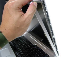 全体的に工具を刺し進んだらめくれるように外します 全体的に工具を刺し進んだらめくれるように外します