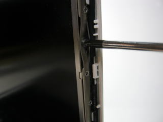 液晶パネルの両サイドに付いているネジを外します 液晶パネルの両サイドに付いているネジを外します