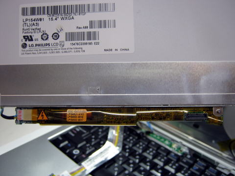 液晶パネル枠にインバーターブラケットが付いている変わったモデル 液晶パネル枠にインバーターブラケットが付いている変わったモデル