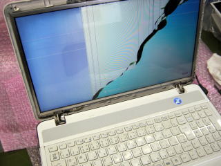 LIFEBOOK AH42/Gの液晶パネル交換修理 LIFEBOOK AH42/Gの液晶パネル交換修理
