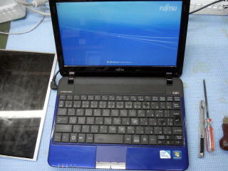 LIFEBOOK PH540/1Aの液晶パネル交換修理 LIFEBOOK PH540/1Aの液晶パネル交換修理