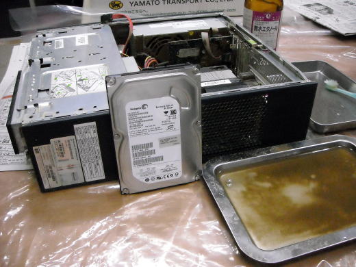 HDD外部洗浄作業完了写真 右側に写っている液体が洗浄液と沈殿している泥砂等 HDD外部洗浄作業完了写真 右側に写っている液体が洗浄液と沈殿している泥砂等