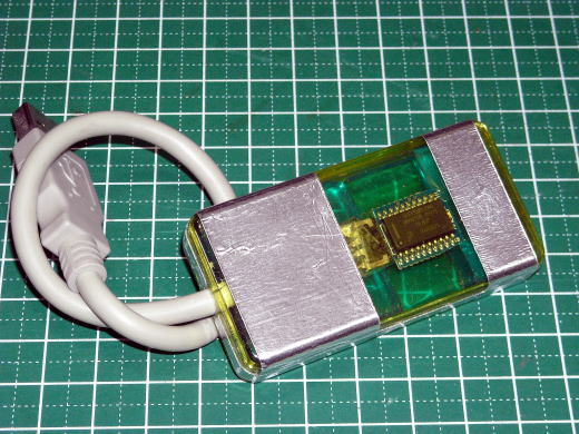 樹脂製のケースにUSBドングル基板を格納した状態 樹脂製のケースにUSBドングル基板を格納した状態