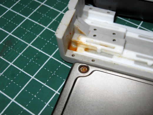 水没HDD マウンターの錆びは酸化したHDDの錆びです。 水没HDD マウンターの錆びは酸化したHDDの錆びです。