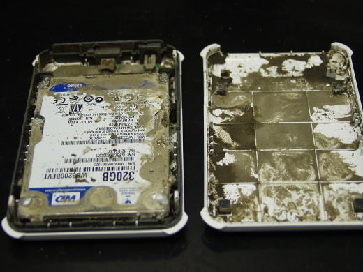 水没HDD ケース内部 泥汚れ状況 分解時には水分有 水没HDD ケース内部 泥汚れ状況 分解時には水分有