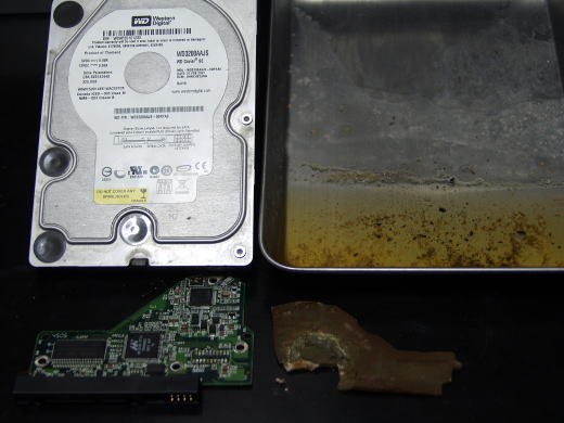 海水 水没HDD 1次洗浄状態 塩分濃度が高かった為、絶縁材など腐食大 海水 水没HDD 1次洗浄状態 塩分濃度が高かった為、絶縁材など腐食大