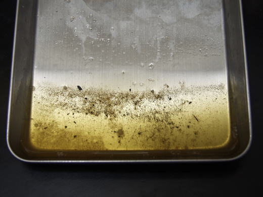HDD洗浄後の薬品 砂・泥・油・木くずなどが沈殿しています。 HDD洗浄後の薬品 砂・泥・油・木くずなどが沈殿しています。