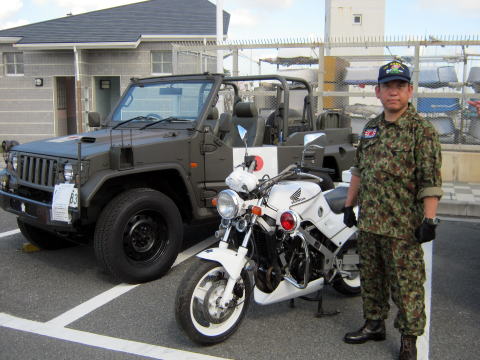 自衛隊広報活動中の下田技師長 自衛隊広報活動中の下田技師長